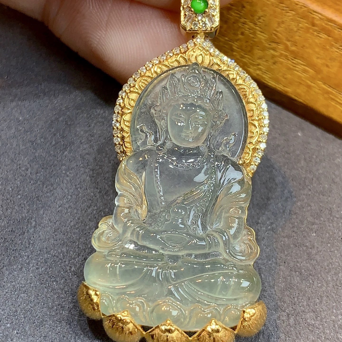 天然翡翠玉吊坠-渡母-金包边底座